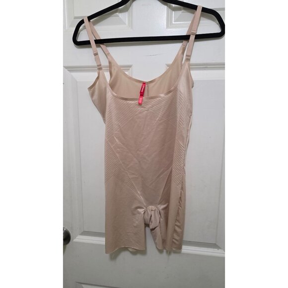Spanx Womens Beige Shapewear Bodysuit With Adjustable Straps Size M/M Nylon/Span - Picture 7 of 7